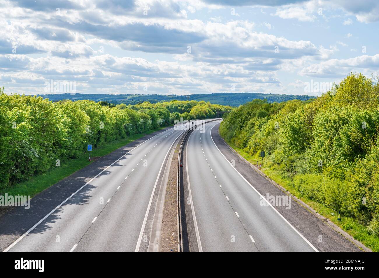 Autoroute vide à l'écart de la circulation dans les deux directions Banque D'Images