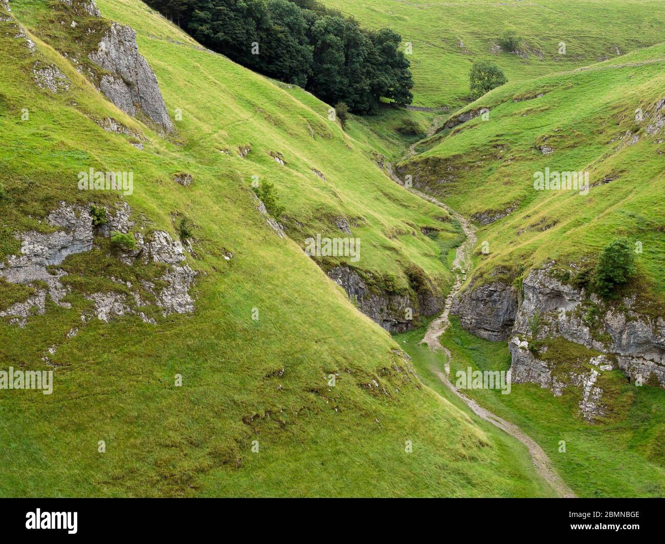 Un chemin à travers la Secret Valley, Hope Valley, Derbyshire, Peak District National Park, Angleterre Banque D'Images