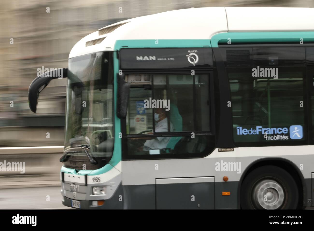 Paris, France. 10 mai 2020. RATP les chauffeurs de bus parisiens portent des masques chirurgicaux.le dernier jour de confinement à Paris France, La majorité des Parisiens respectent l'obligation de rester chez eux.les boutiques et les rues de Paris sont désertes.les Français se préparent à la déconcentration annoncée à partir de mai 11 par le Président de la République Emmanuel Macron crédit: Pierre Stevenin/ZUMA Wire/Alay Live News Banque D'Images