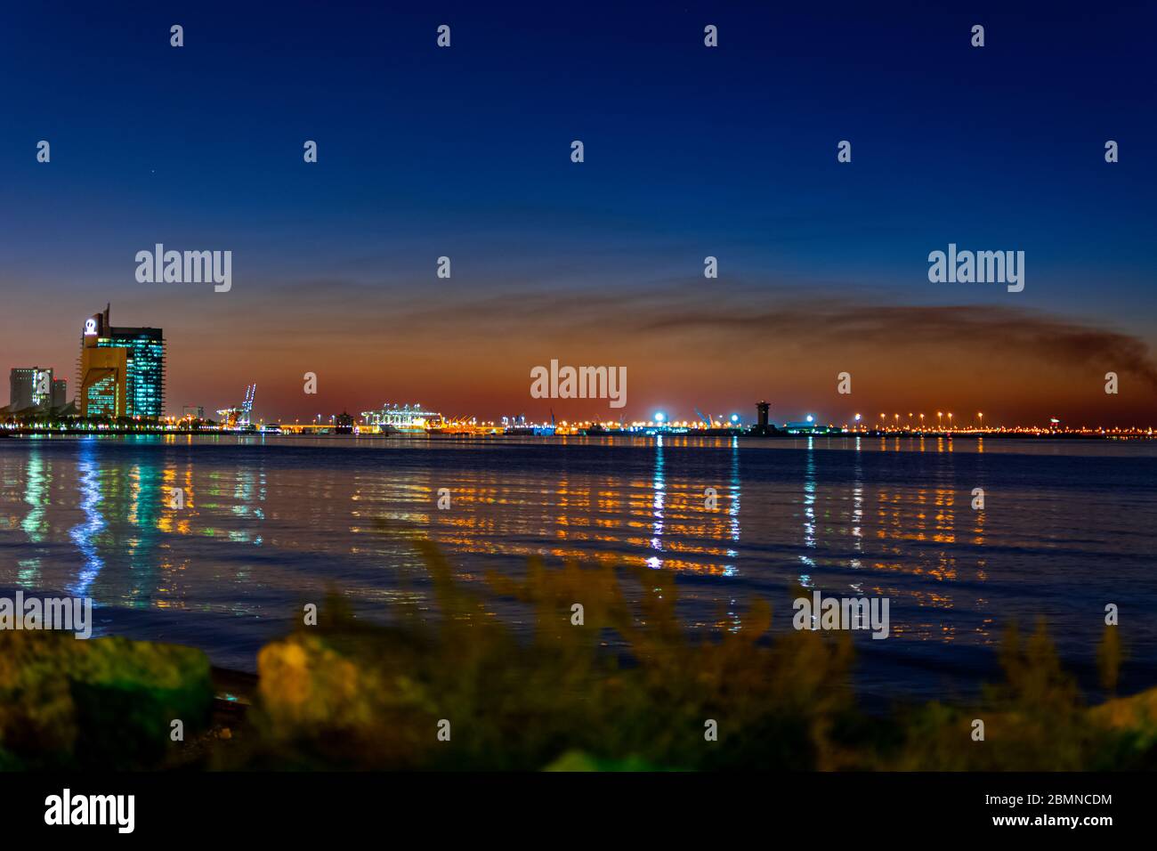 Coucher de soleil incroyable et coloré au-dessus de la plage de Shuwaikh Banque D'Images