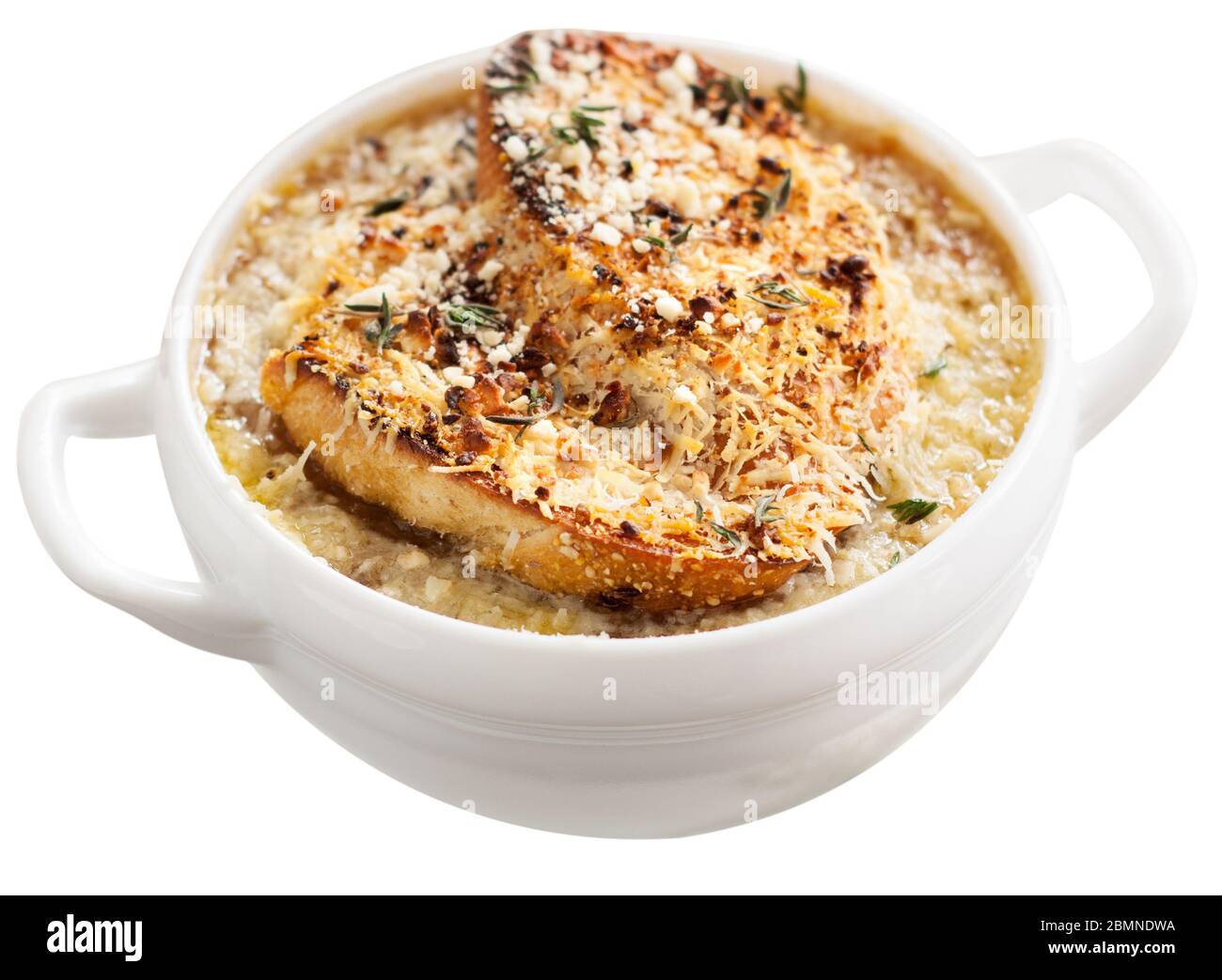 Soupe à l'oignon français avec pain grillé, fromage et thym. Isolé sur fond blanc. Banque D'Images