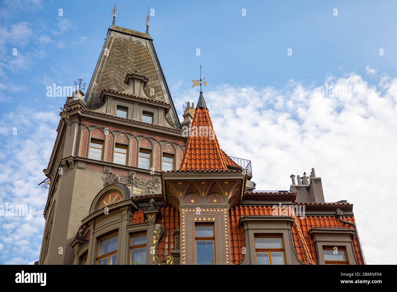 Cet immeuble résidentiel joliment décoré se trouve dans la rue Parizska, dans la vieille ville de Prague, en République tchèque Banque D'Images