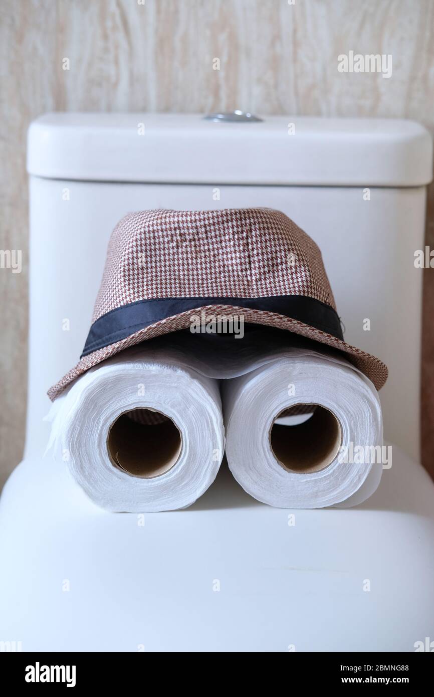 rouleau de papier toilette et chapeau, gros plan Photo Stock - Alamy