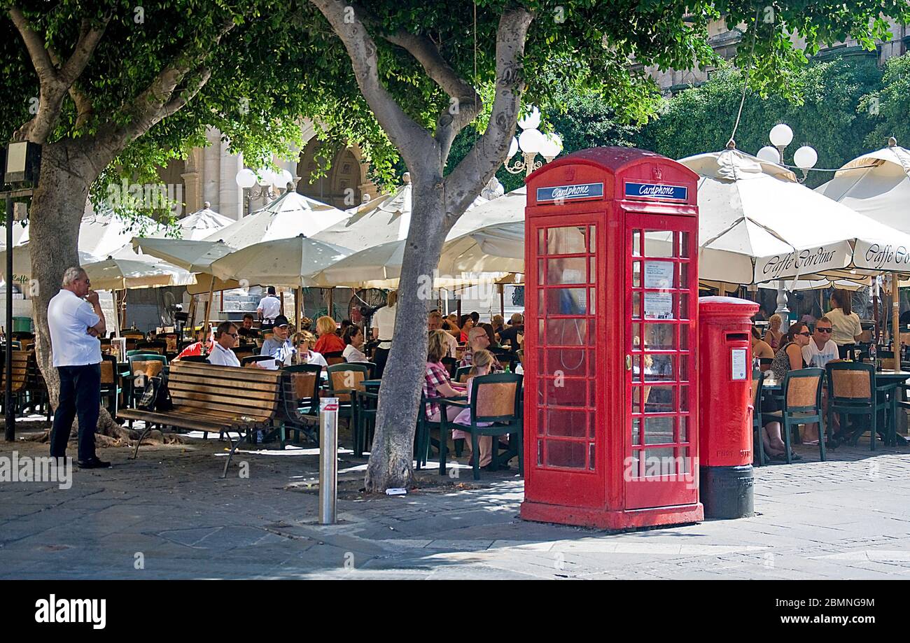 Téléphone rouge et boîte postale près de la place du Grand Siège. La Valette Banque D'Images