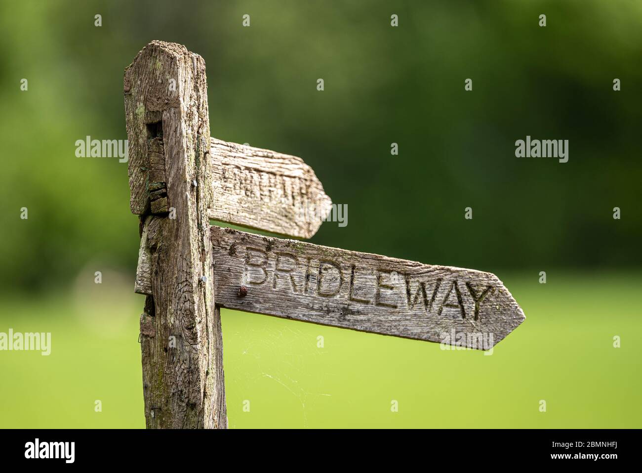 Ancienne passerelle en bois et panneau de chemin de pied, Upper wield, Hampshire, Royaume-Uni Banque D'Images