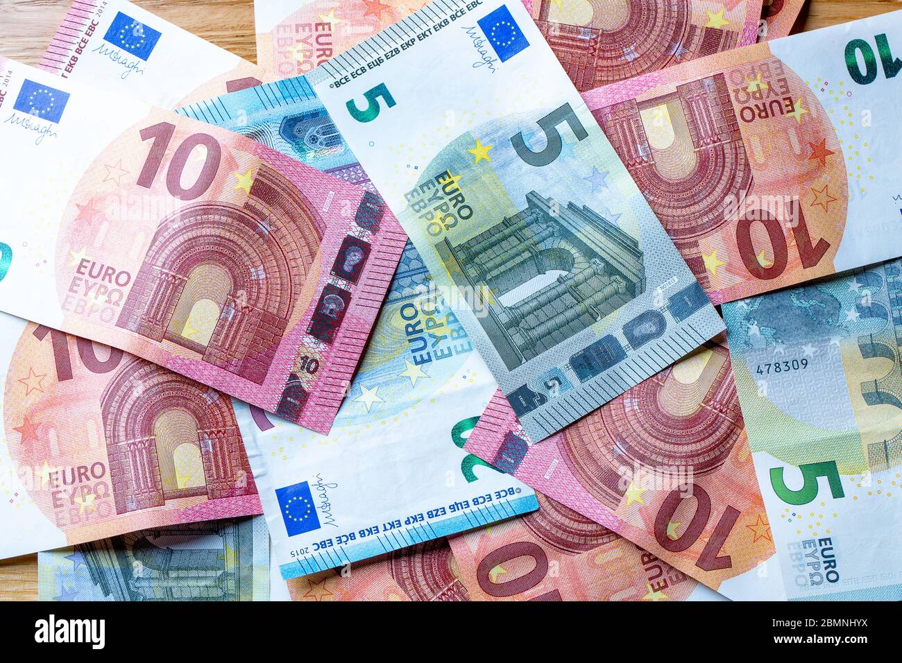 Billets européens à plat sur une table, euros et monnaie européenne en espèces Banque D'Images