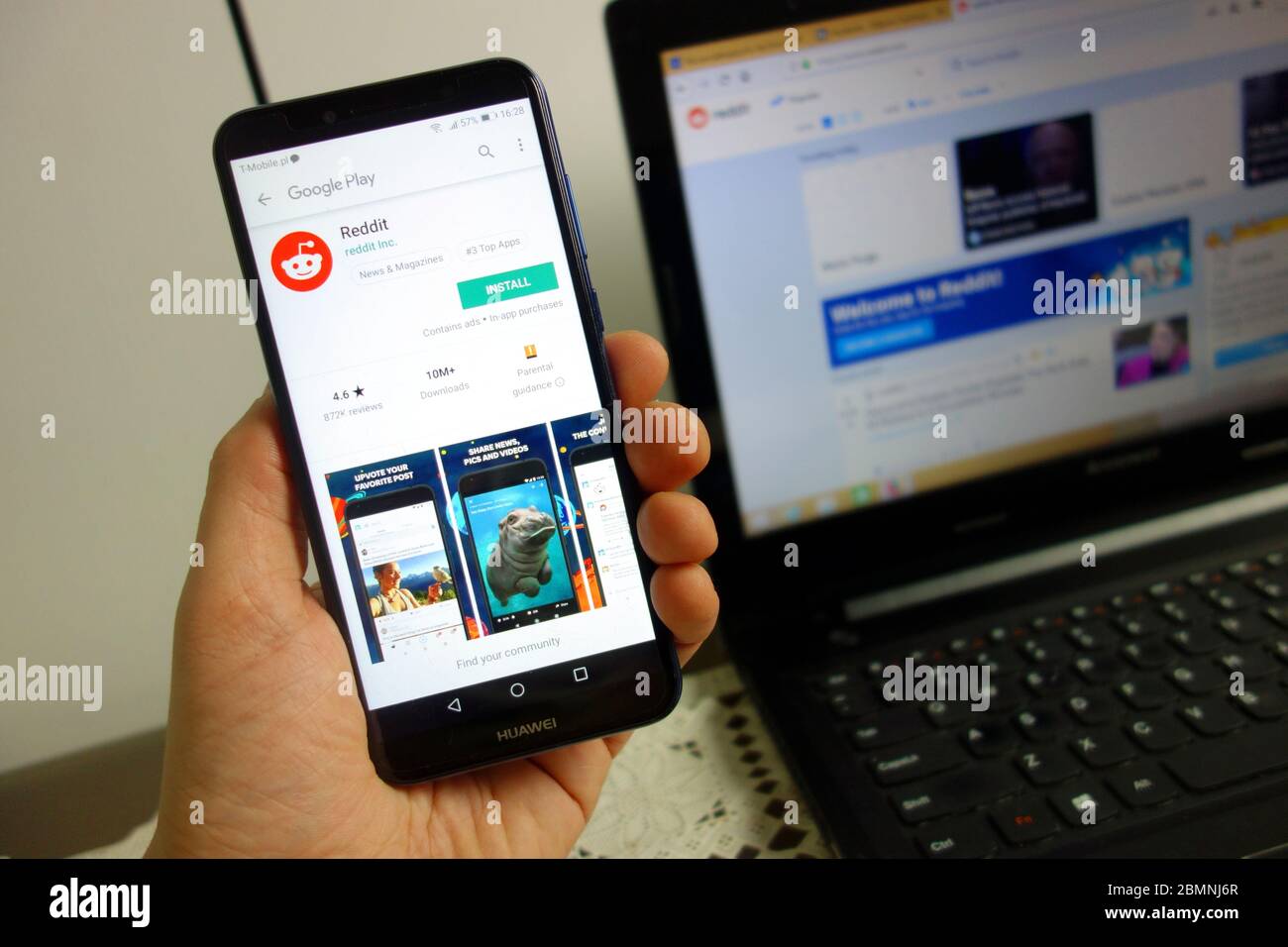 Application Reddit sur le site Web Google Play Store affichée sur le  smartphone Huawei avec ordinateur portable en arrière-plan. Médias sociaux  utilisant le concept Photo Stock - Alamy