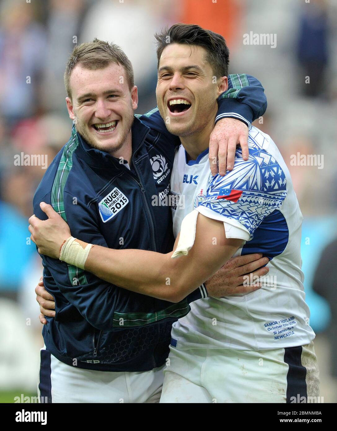 10 octobre 2015, coupe du monde de rugby, Pool B, Samoa v Ecosse, St James Park, Newcastle. Stuart Hogg et Sean Maitland, en Écosse, célèbrent après le match. Banque D'Images