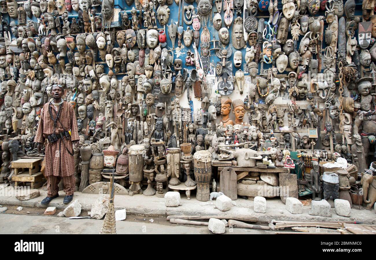 Masques africains sculptés à la main sur une cabine souvenir à Dakar, Sénégal. Banque D'Images