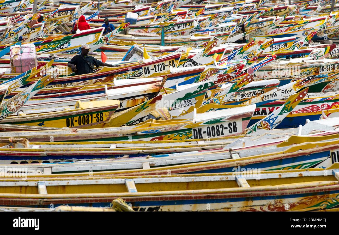 Bateaux de pêche sur la plage au marché de poissons du soumbedioune, Dakar, Sénégal, Afrique de l'Ouest. Banque D'Images