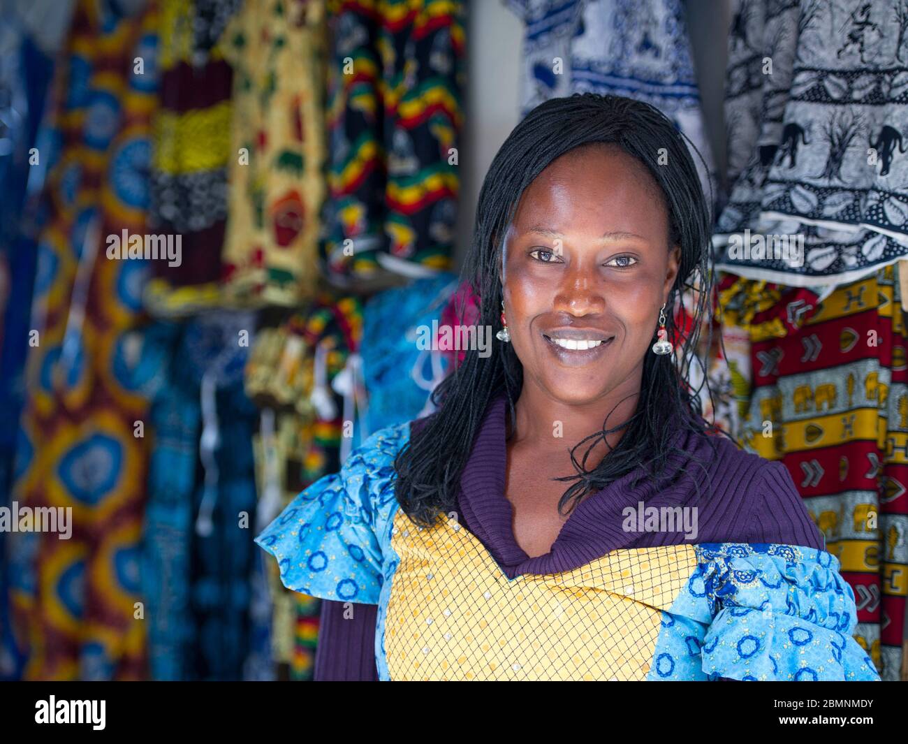 Une femme sénégalaise pose une photo à sa décrochage de tissu à Dakar au Sénégal. Banque D'Images