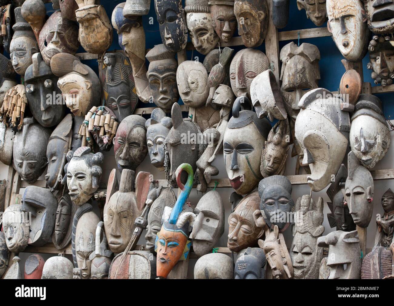 Masques africains sculptés à la main sur une cabine souvenir à Dakar, Sénégal. Banque D'Images