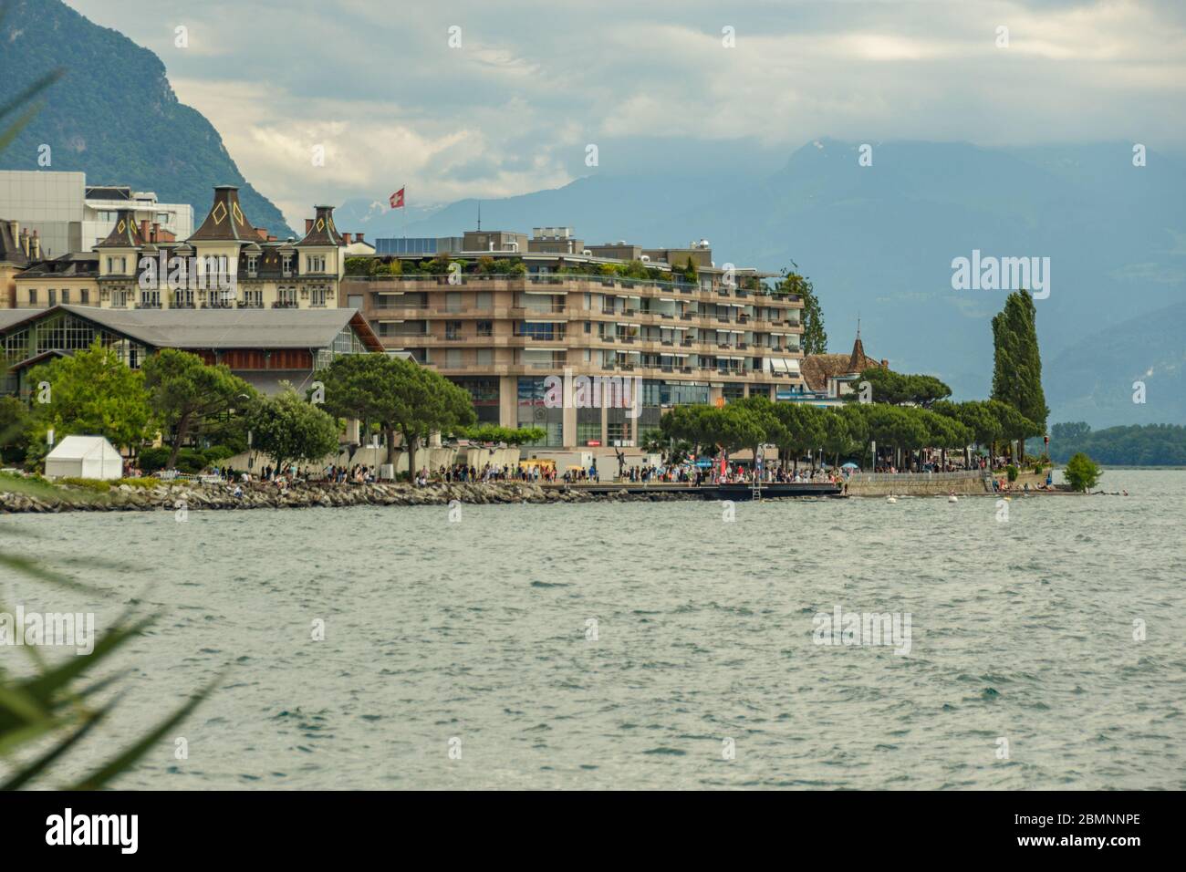 Vue panoramique sur la promenade suisse, la riviera alpine et le paysage du lac Léman à Montreux en SUISSE. Banque D'Images