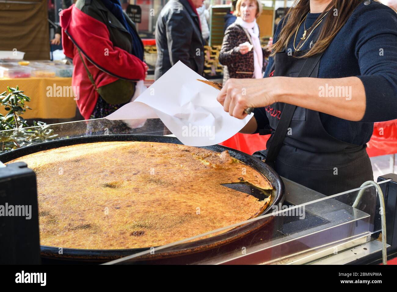 Nice, France, 25 février 2020: Grande assiette de Farinata ou Cecina ou Torta di ceci mince crêpe ou crêpe de farine de pois chiches originaire de i Banque D'Images
