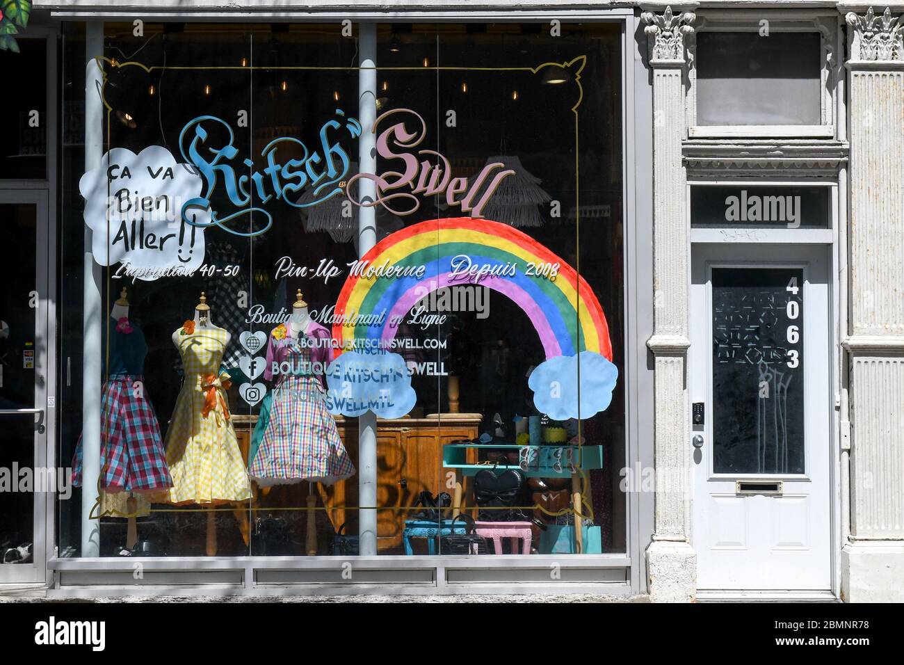 Boutique sur le boulevard St Laurent avec Rainbow of Hope à la fenêtre, Covid 19 Pandemic , Montréal Canada Banque D'Images