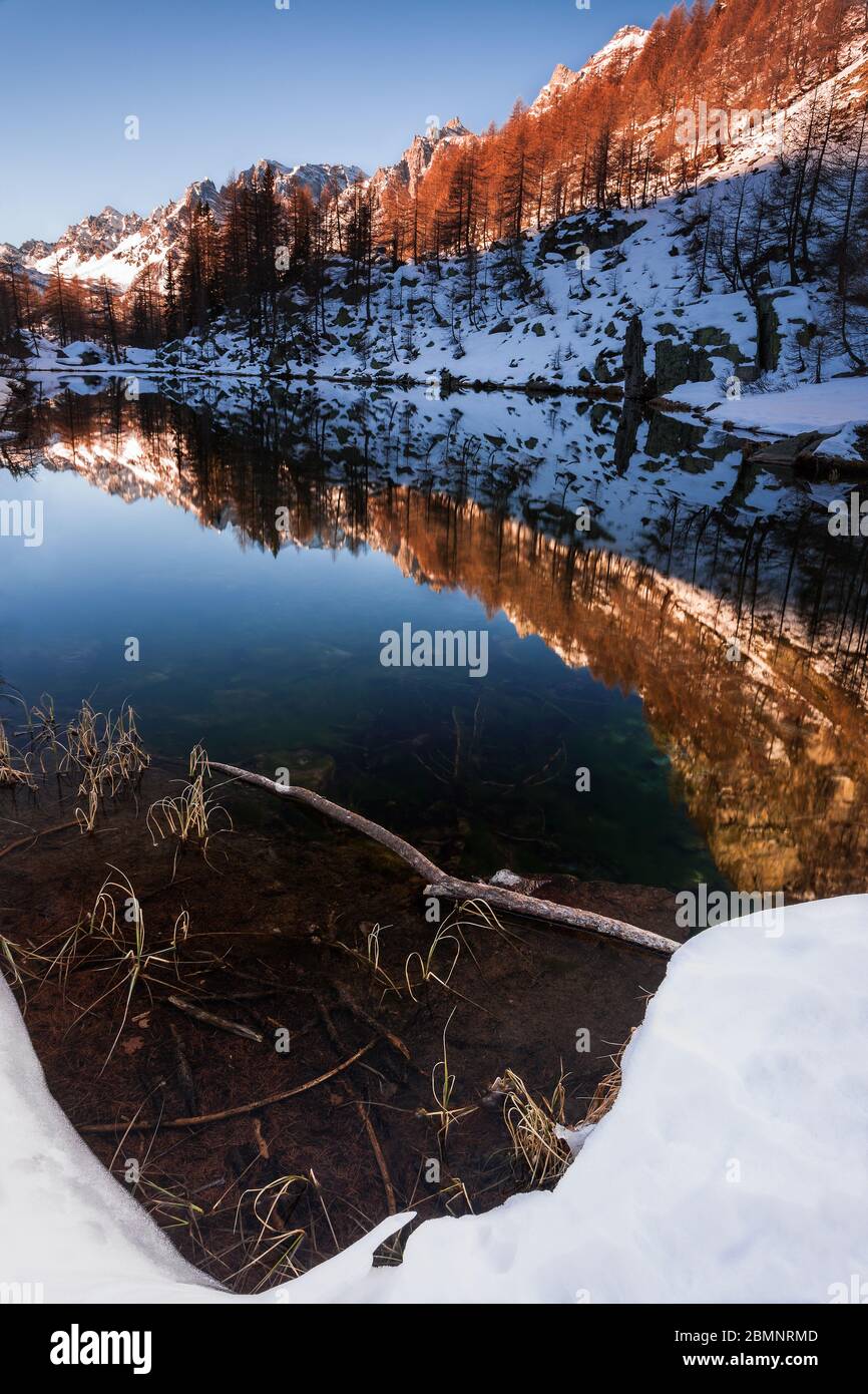 Lago delle streghe pendant l'hiver, Parco Naturale dell'Alpe Veglia e dell'Alpe Devero, Verbano Cusio Ossola, Piemonte, Italie, Europe du Sud Banque D'Images