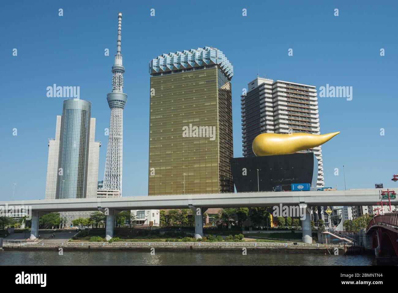 Tokyo / Japon - 20 avril 2018 : bâtiment du siège de Tokyo Skytree et Asahi Beer, vue de l'autre côté de la rivière Sumida, Tokyo, Japon Banque D'Images