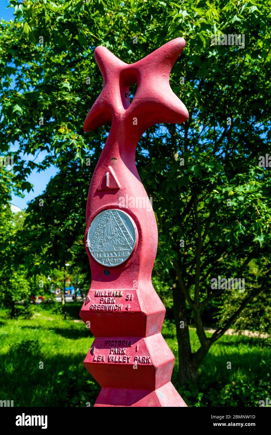 Un des 1000 miles parttés financés par la Royal Bank of Scotland pour marquer le millénaire et la création du National cycle Network, Mile End Park, Londres, Royaume-Uni Banque D'Images