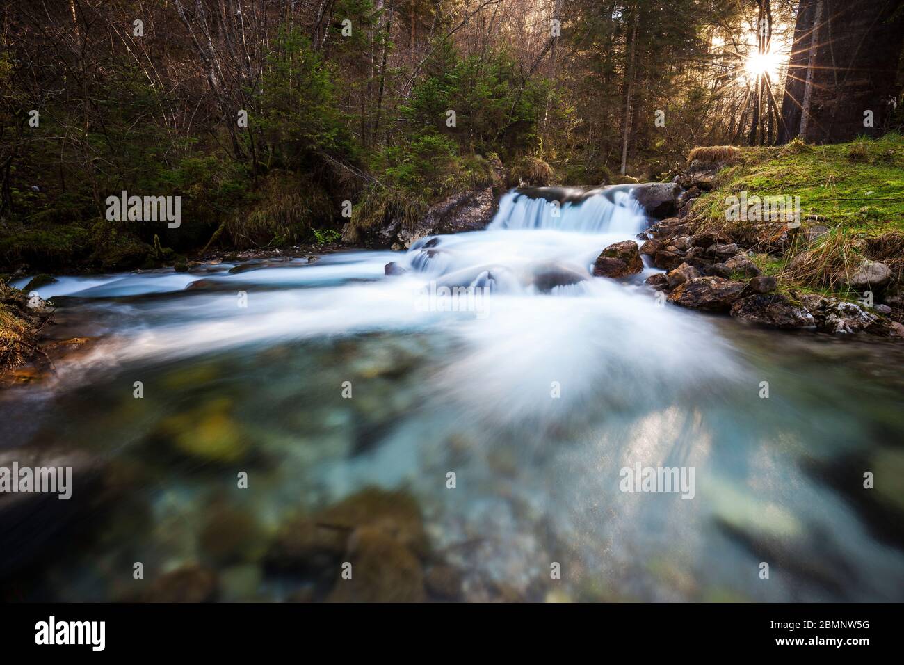 Une rivière au coucher du soleil, ville d'Ananoia, Val Di non, Dolomiti di Brenta, Trento, Trentin-Haut-Adige, Italie, Europe du Sud Banque D'Images