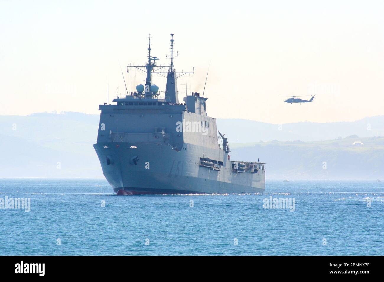 Série 25 de 165 navire espagnol Galice (L51) avec Sikorsky SH-60 Seahawk approchant à la journée des forces armées Santander Espagne Banque D'Images