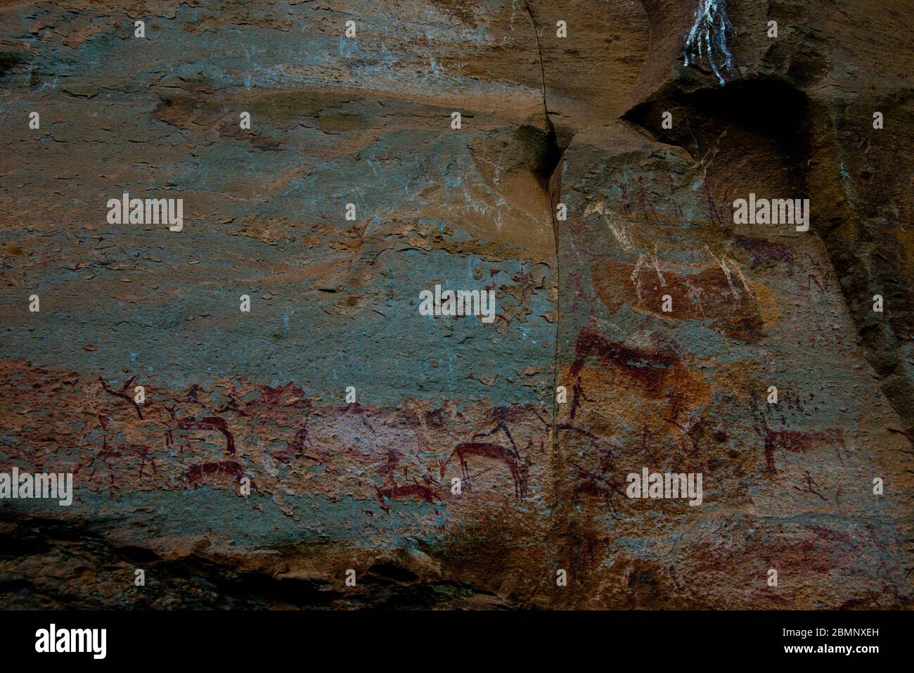 peintures rupestres anciennes dans les montagnes du drakensberg, kwazulu natal, afrique du sud Banque D'Images