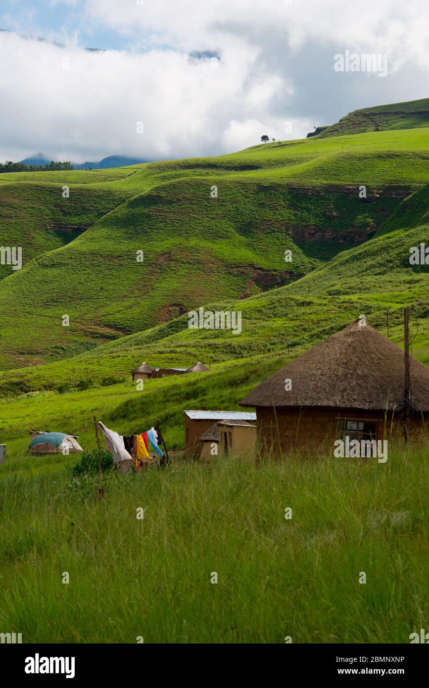 ferme rurale avec des vêtements colorés dans les montagnes du drakensberg, kwazulu natal, afrique du sud Banque D'Images