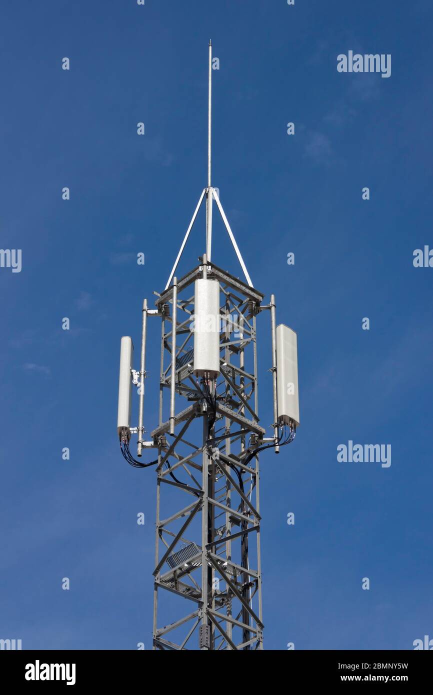 Antennes de téléphone cellulaire sans fil de télécommunications tour. émetteurs internet haute vitesse 5g. Banque D'Images