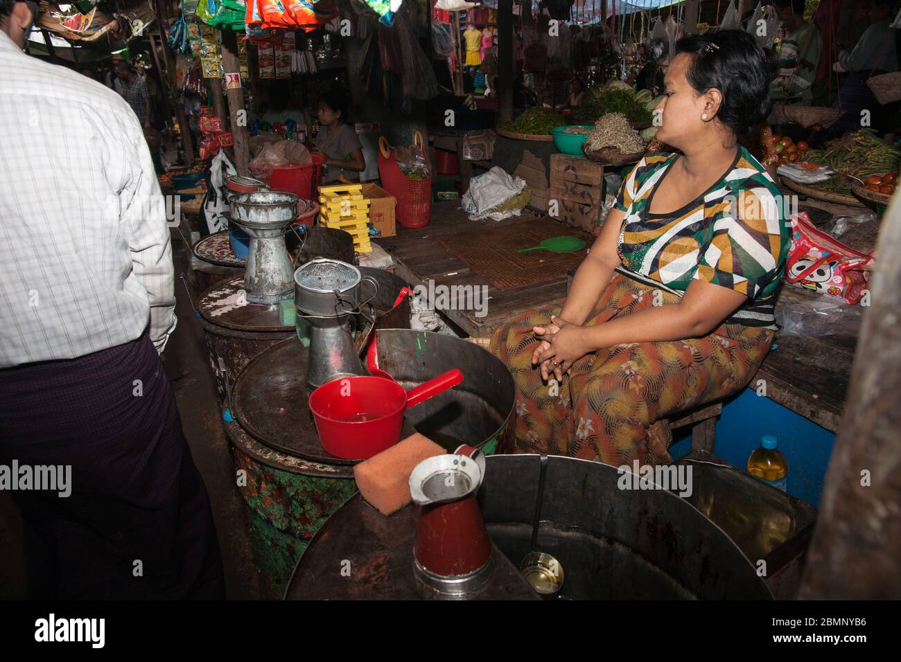 Bagan Myanmar octobre 29 2013; locaux et vendeurs dans un magasin vendant des ingrédients typiques birmans entouré de variété de légumes. Banque D'Images