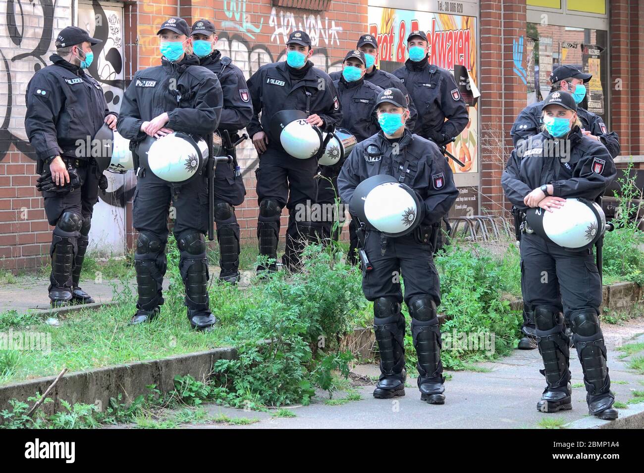Hambourg, Allemagne. 09e mai 2020. Les policiers portant des masques de protection de la bouche et du nez se trouvent près d'un bâtiment qui était auparavant occupé et qui a été ensuite dégagé par la police. Des activistes ont occupé un bâtiment vacant à Hambourg-Altona samedi matin. Dans une lettre publiée, les squatters exigent, entre autres choses, le logement pour tous, l'accès au système de santé pour tous, et la levée des frontières nationales et des frontières autour de l'Europe. Crédit : Bodo Marks/dpa/Alay Live News Banque D'Images