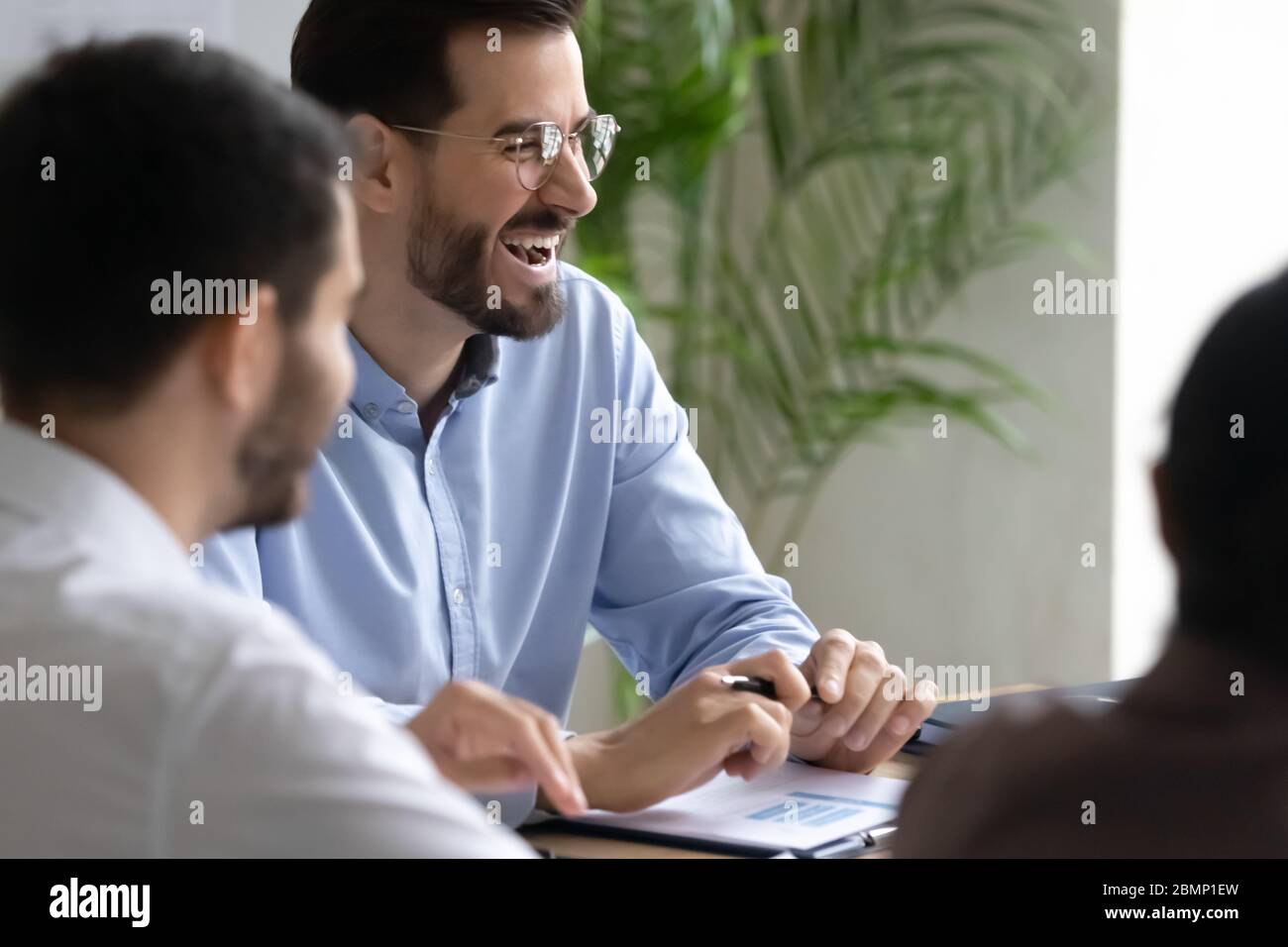 Gros plan un homme d'affaires riant heureux ont du temps libre dans la salle de réunion. Banque D'Images