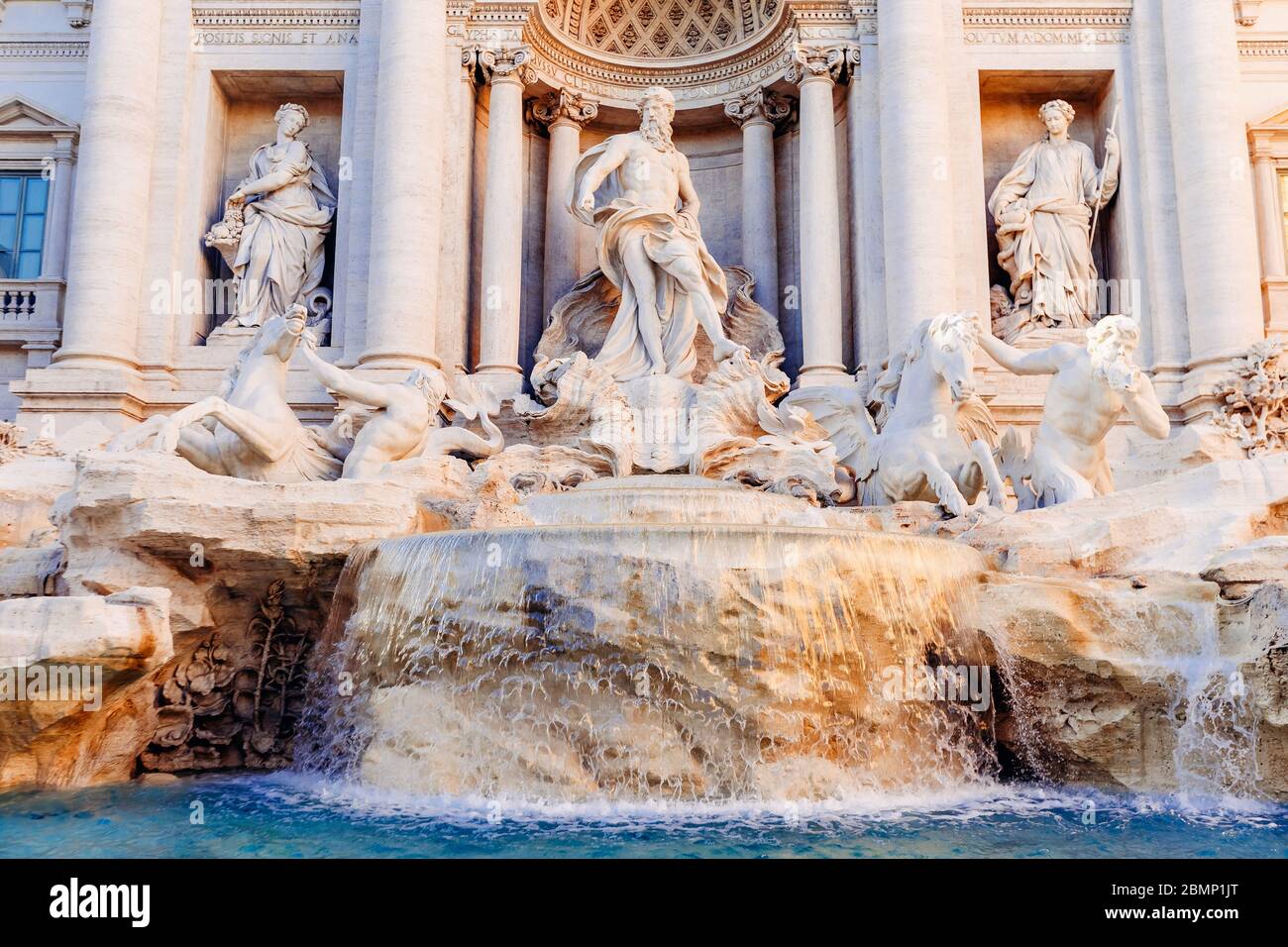 Fontaine de Trevi coucher du soleil et l'architecture baroque monument Rome Italie. Banque D'Images