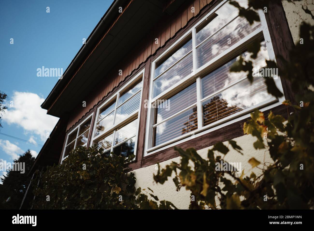 photo d'une fenêtre extérieure d'une maison Banque D'Images