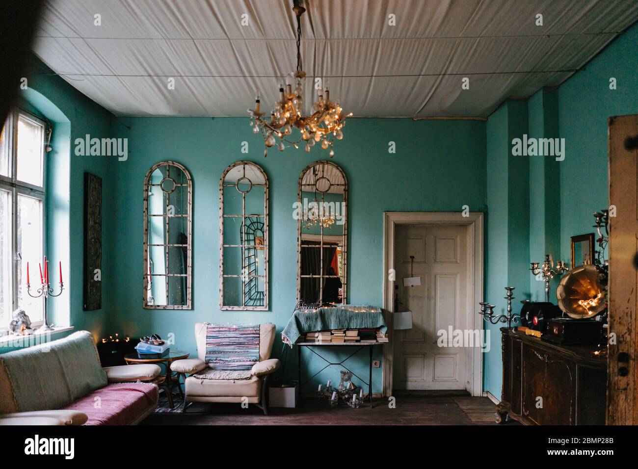 photo de l'intérieur d'une ancienne maison de murs verts Banque D'Images