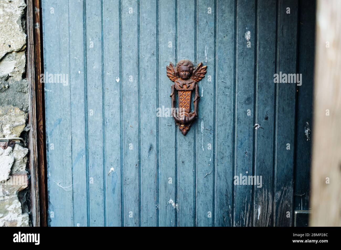 photo d'une vieille porte bleue avec cloche Banque D'Images