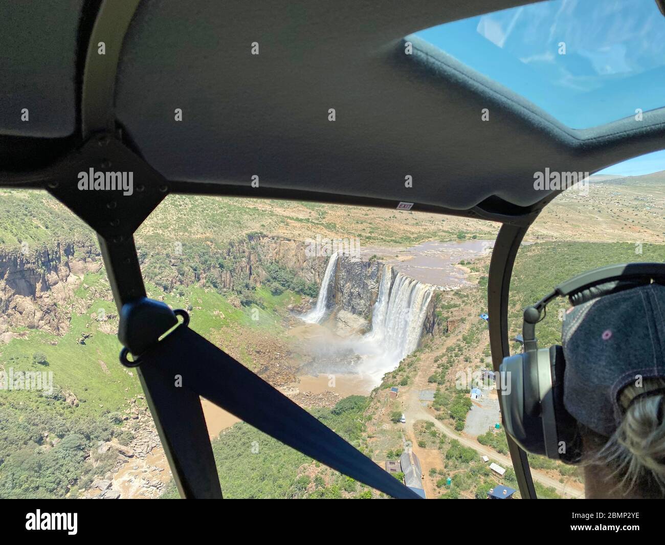 Lors d'un vol touristique, un passager d'un hélicoptère prend des photos de la grande cascade et des merveilles à la quantité d'eau qui descend. Banque D'Images