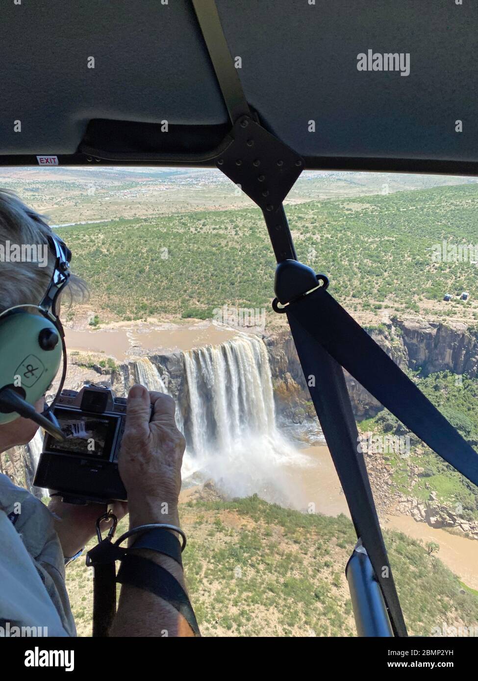 Lors d'un vol touristique, un passager d'un hélicoptère prend des photos de la grande cascade et des merveilles à la quantité d'eau qui descend. Banque D'Images