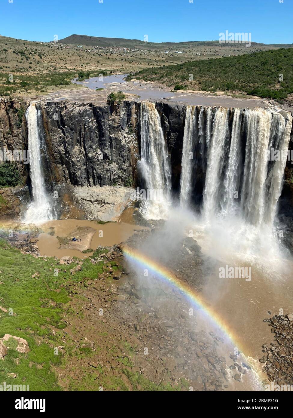 Un pilote expérimenté a stationné son hélicoptère sous la grande cascade sur une petite île. Le capitaine doit être vraiment bon à l'avion. Banque D'Images