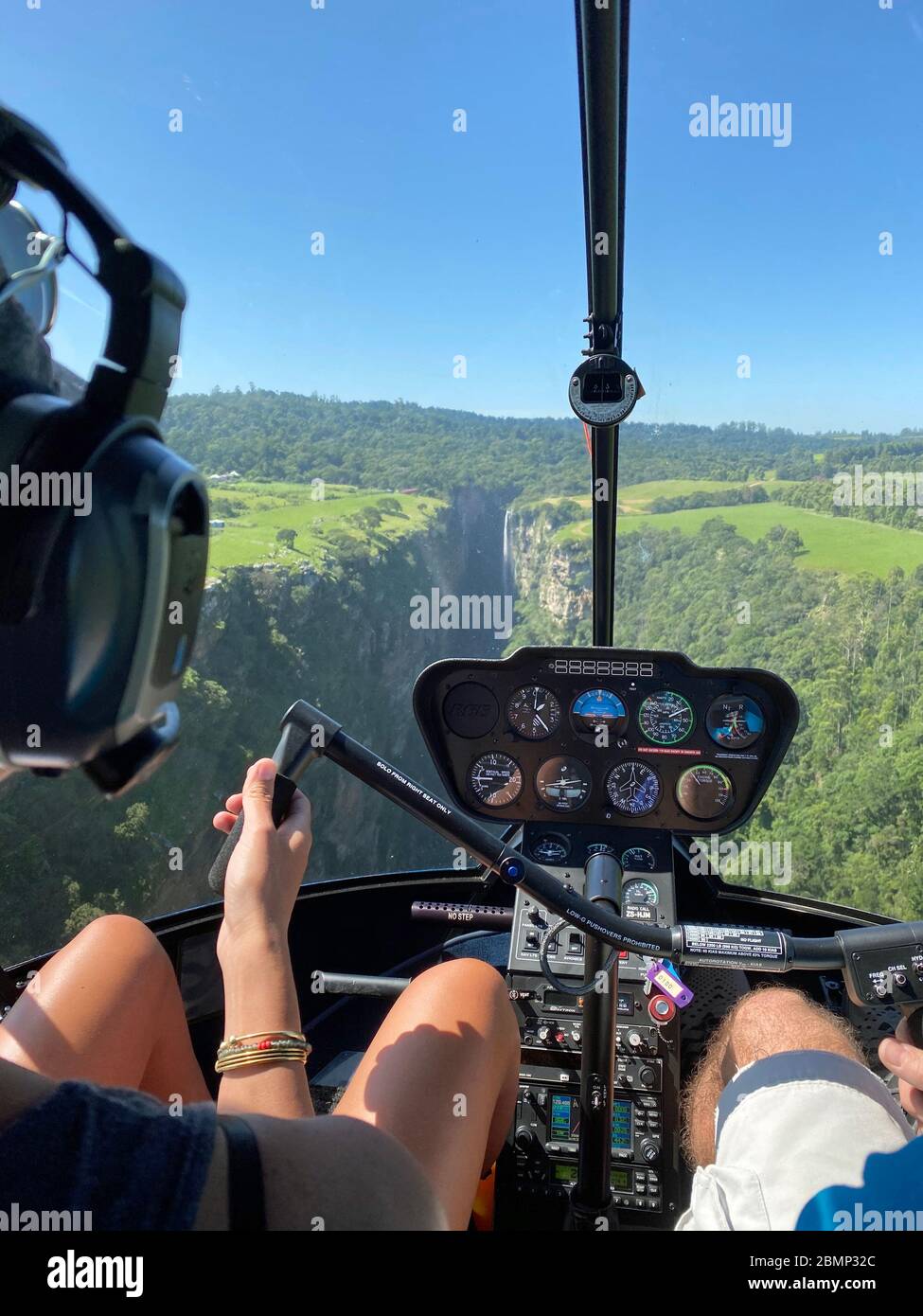 Ce pilote dirige son hélicoptère directement vers un précipice. Dans un moment, il doit prendre la décision de tourner autour ou de voler un virage serré. Banque D'Images