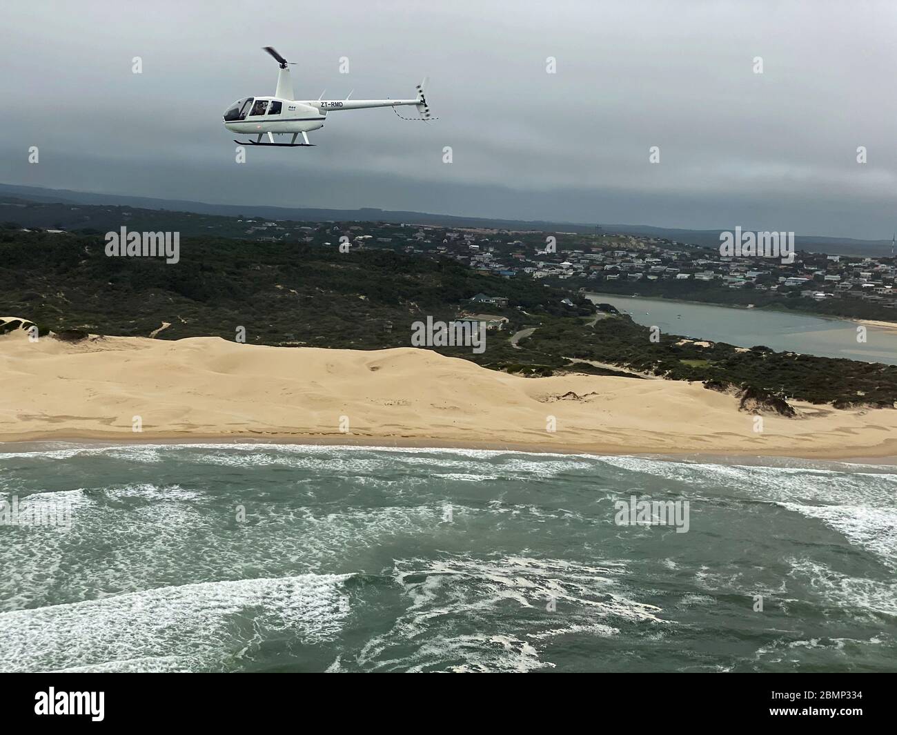 Le mauvais temps n'empêche pas le pilote d'hélicoptère de prendre le volant de ses passagers en toute sécurité pour une réunion importante dans la ville voisine. Banque D'Images