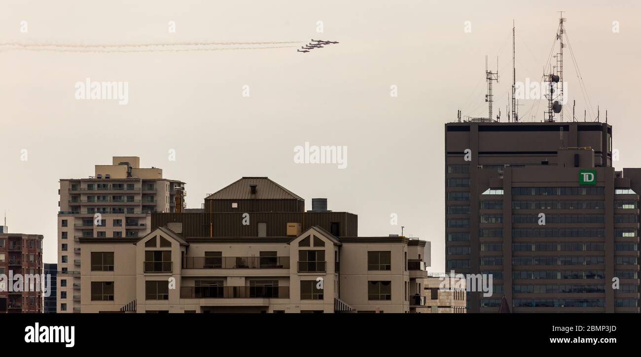 London, Canada - 10 mai 2020. Les membres de l'équipe de démonstration aérienne des Forces canadiennes, les Snowbirds, survolent Londres dans le cadre de l'opération inspiration Tour. Banque D'Images