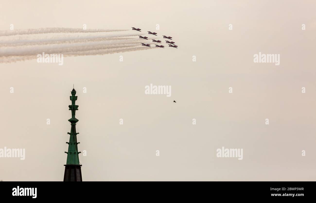 London, Canada - 10 mai 2020. Les membres de l'équipe de démonstration aérienne des Forces canadiennes, les Snowbirds, survolent Londres dans le cadre de l'opération inspiration Tour. Banque D'Images