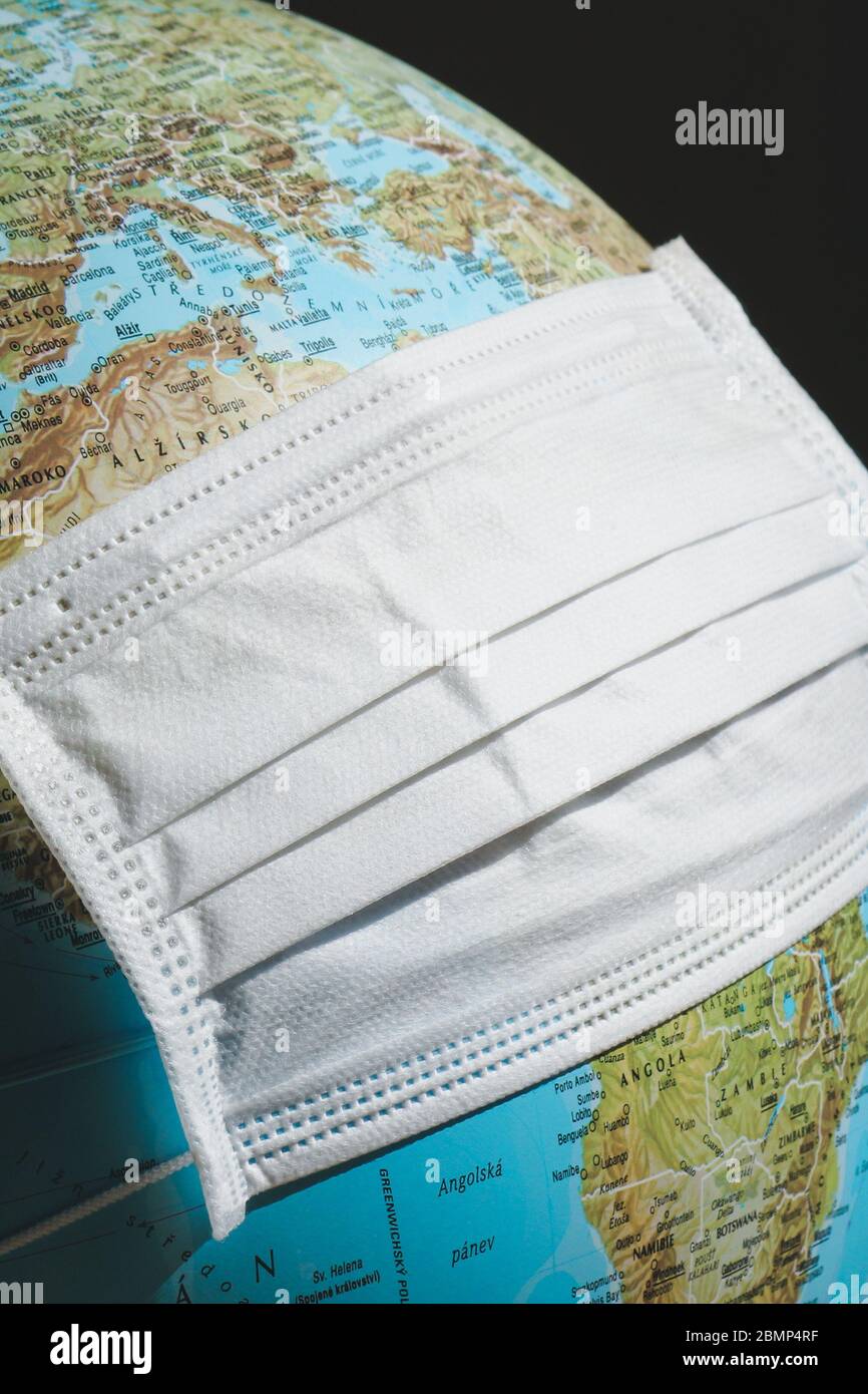 Globe avec masque médical blanc. Coronavirus, concept COVID-19. Expression du verrouillage et de la quarantaine dans le monde entier en raison du virus 2019-ncov. Planète Terre en pandémie. Restrictions de voyage. Banque D'Images