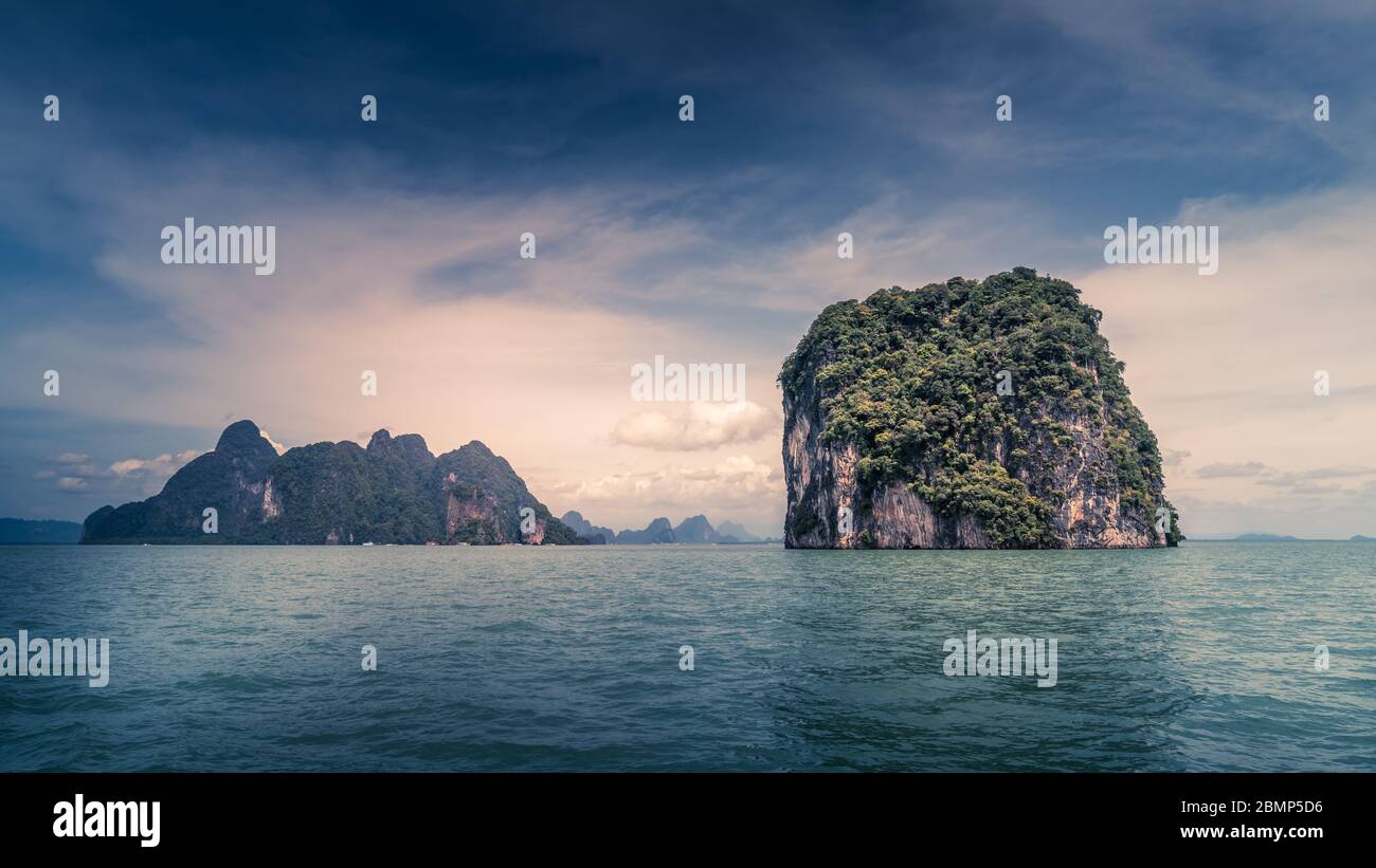 Vue panoramique sur une chaîne d'îles dans la mer d'Andaman en Thaïlande Banque D'Images