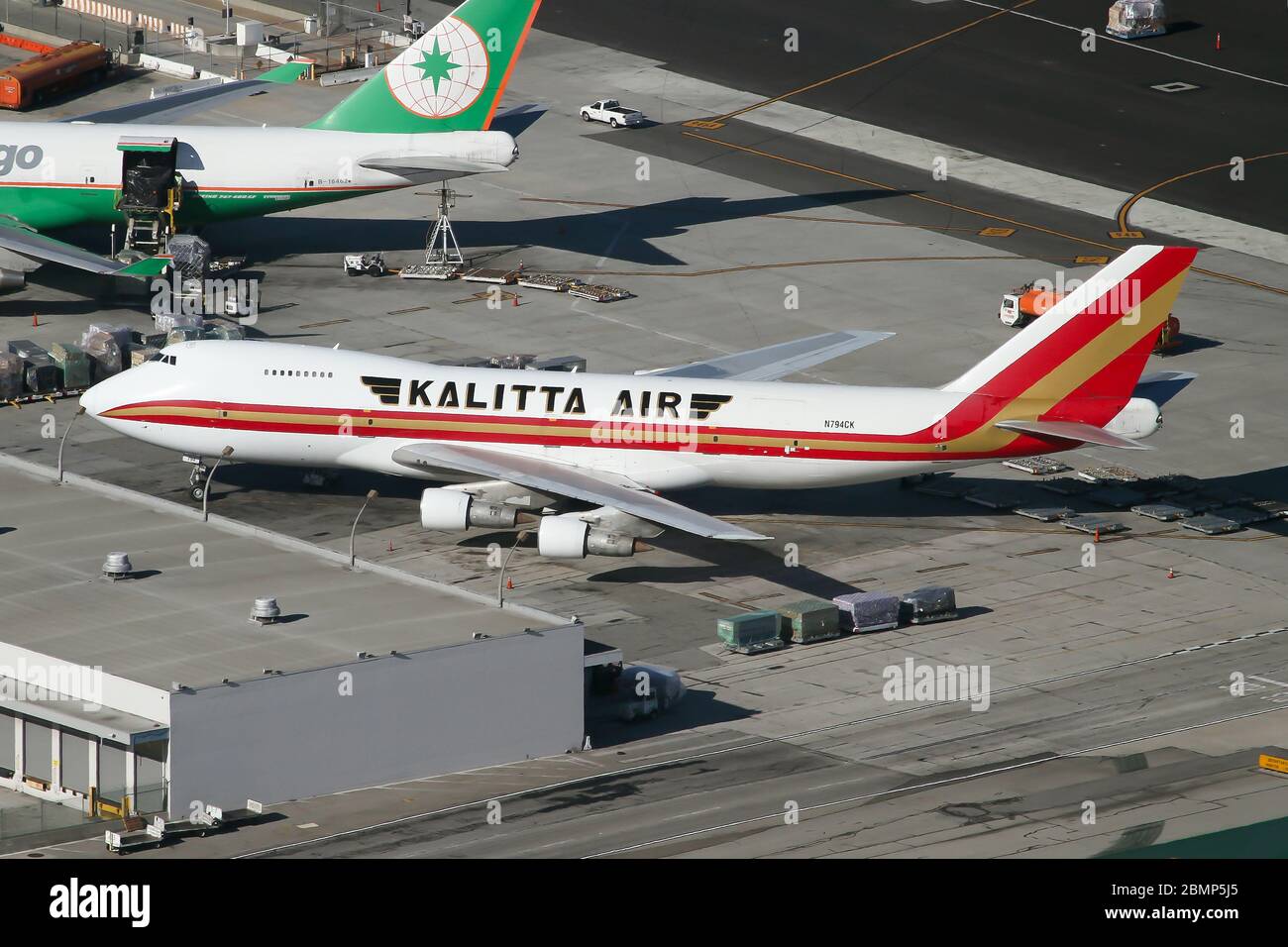 Un Boeing 747-200SF Kalitta Air stationné dans la zone de fret de l'aéroport de Los Angeles. Banque D'Images