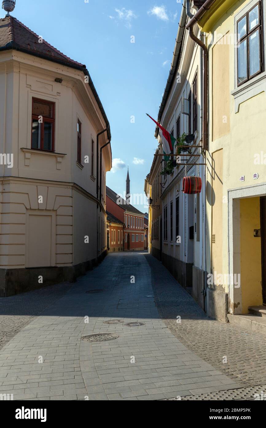 Rue vide à Eger, Hongrie, un soir de printemps. Banque D'Images