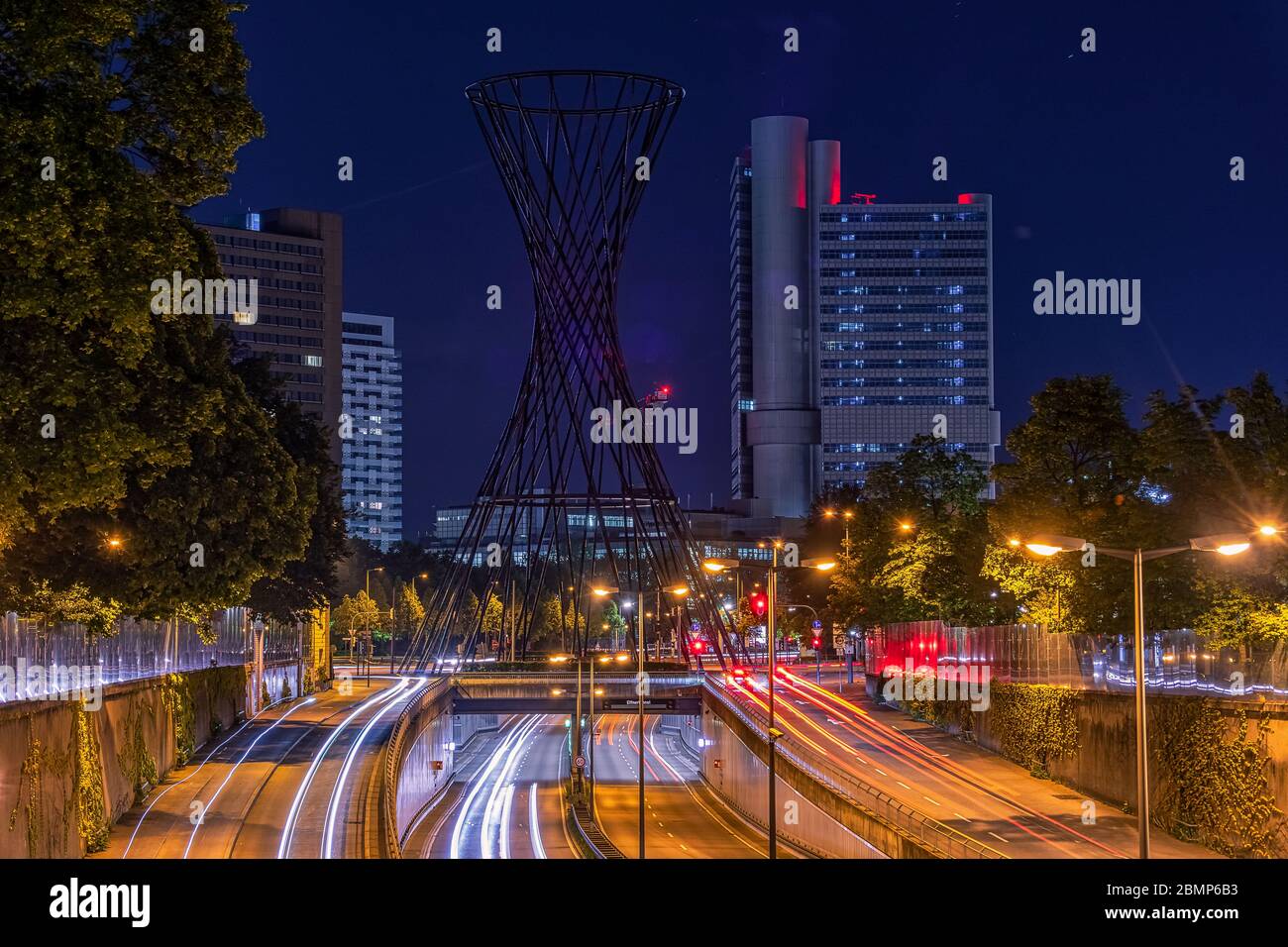L'Effnerplatz de Munich, bavière la nuit, aussi longtemps exposé et beaucoup de circulation dans les rues. Banque D'Images