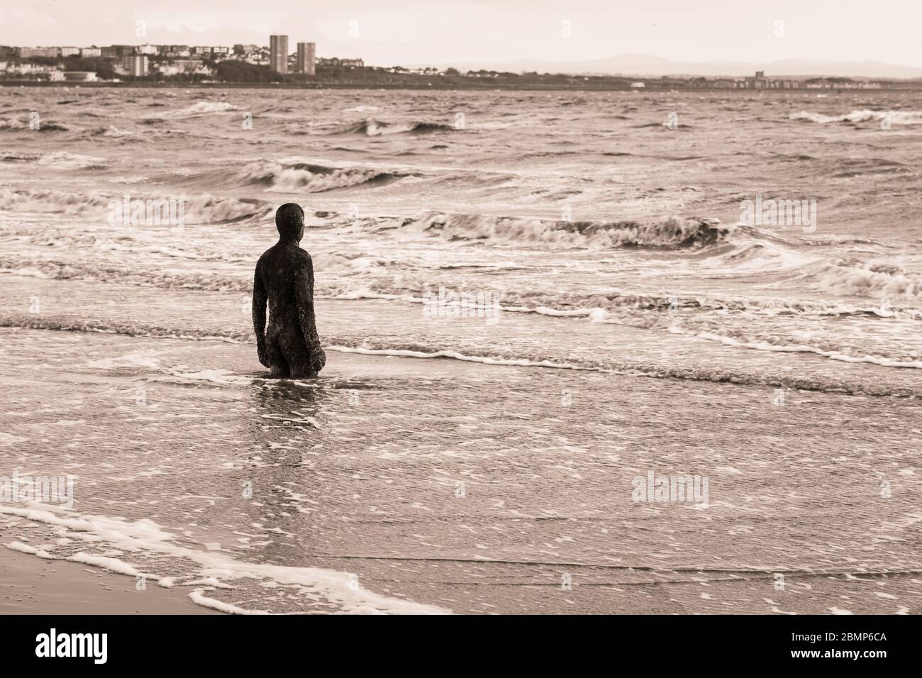 Image en deux tons d'un homme de fer vu sur la plage de Crosby près de Liverpool en mai 2020. Banque D'Images