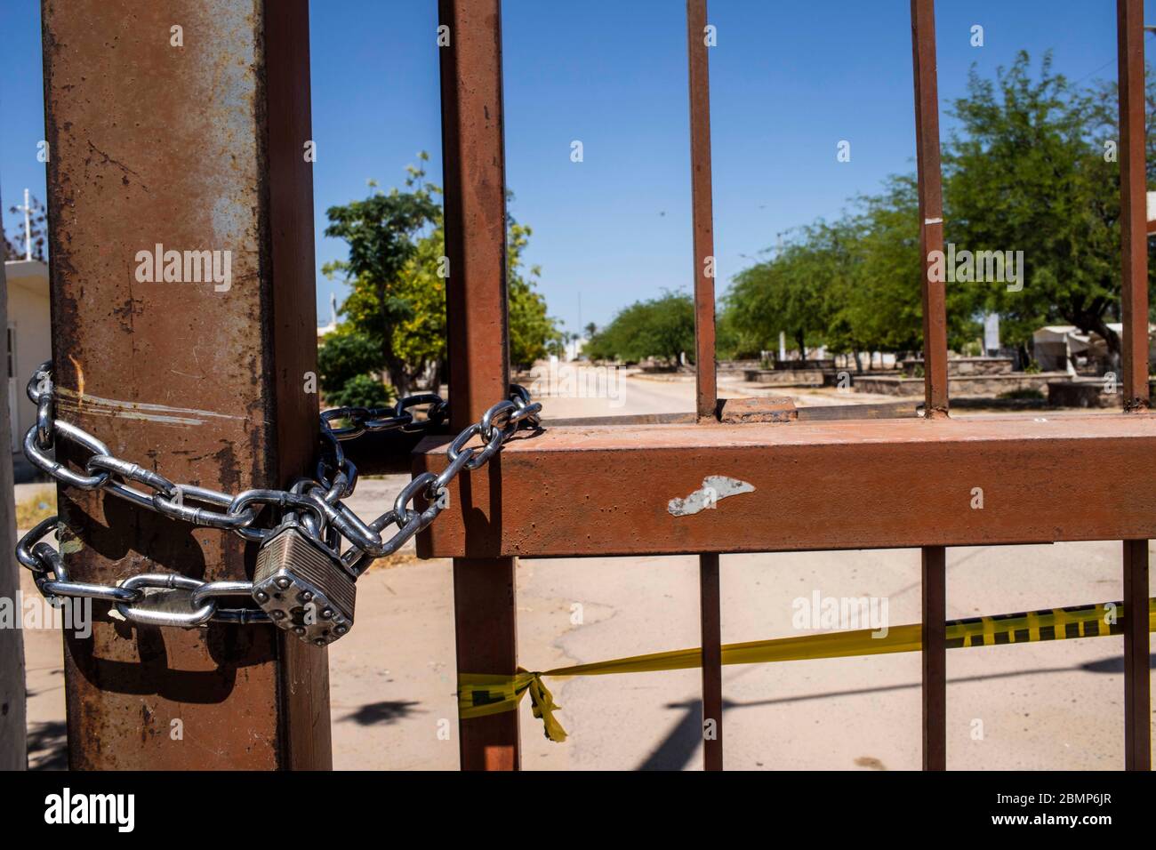 Le panthéon municipal de Hermosillo a été fermé avec une chaîne et un cadenas, aujourd'hui, à la Fête des mères, c'est une restriction due à la pandémie. Le 10 mai 2020 à Hermosillo, Mexique. (Photo par Luis Gutierrez / Norte photo) con cadena y candado fue cerrado el panteón municipal de Hermosillo, hoy en el día de madres, es una restricción pesto ou la pandemia.on 10 mai 2020 à Hermosillo, Mexique. (Photo par Luis Gutierrez/ Norte photo) Banque D'Images