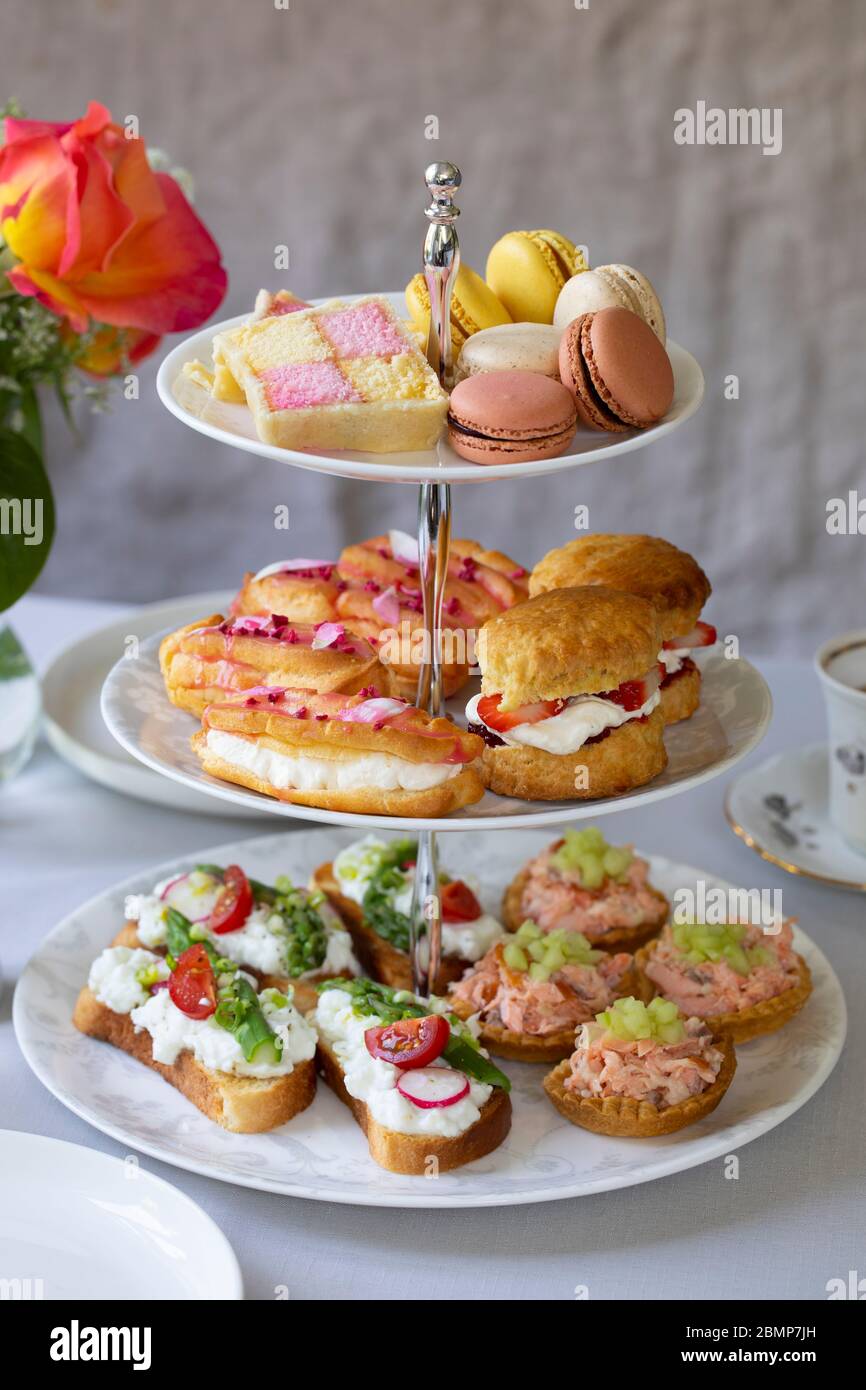 Thé traditionnel de l'après-midi avec canapés et gâteaux Banque D'Images