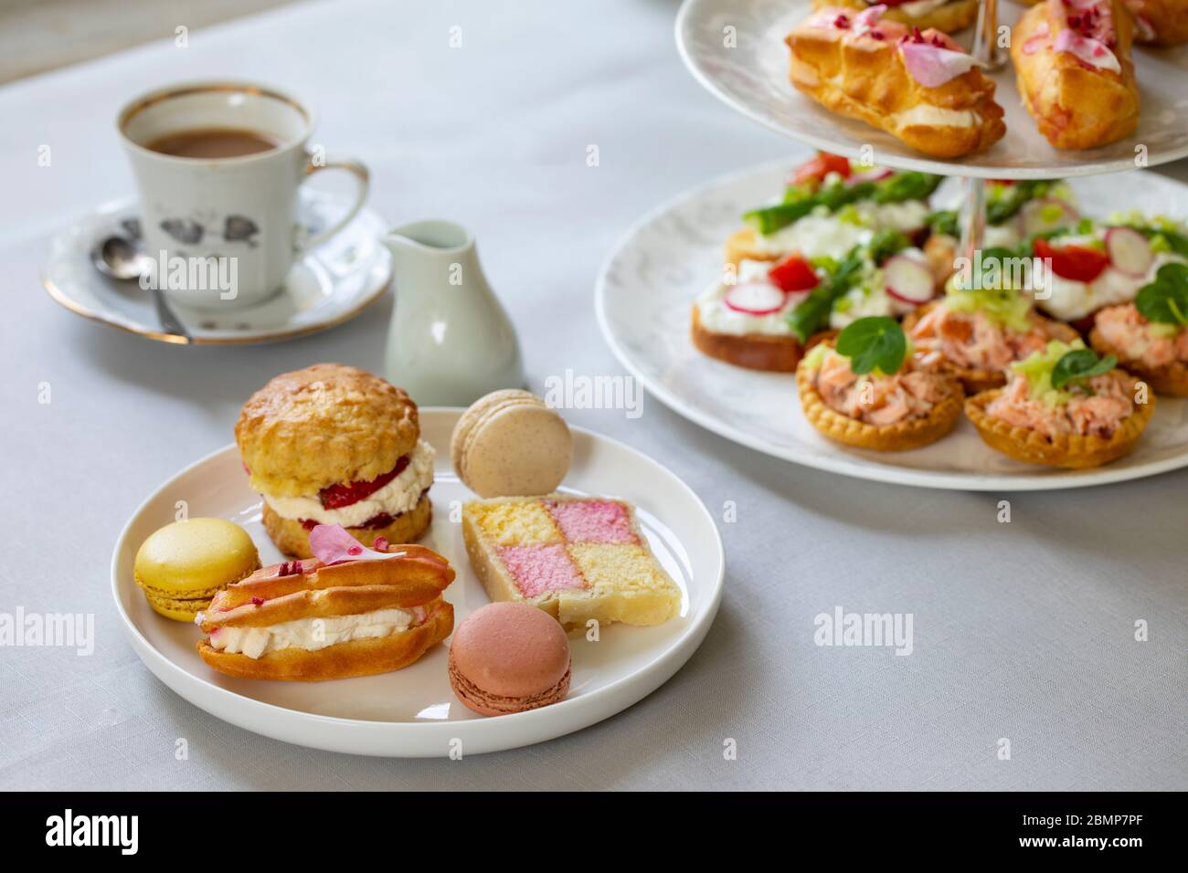 Thé traditionnel de l'après-midi avec canapés et gâteaux Banque D'Images